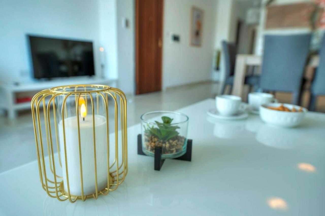 Seafront Beautifully Furnished 2 Bedrooms Gogzr-3 Gzira Buitenkant foto