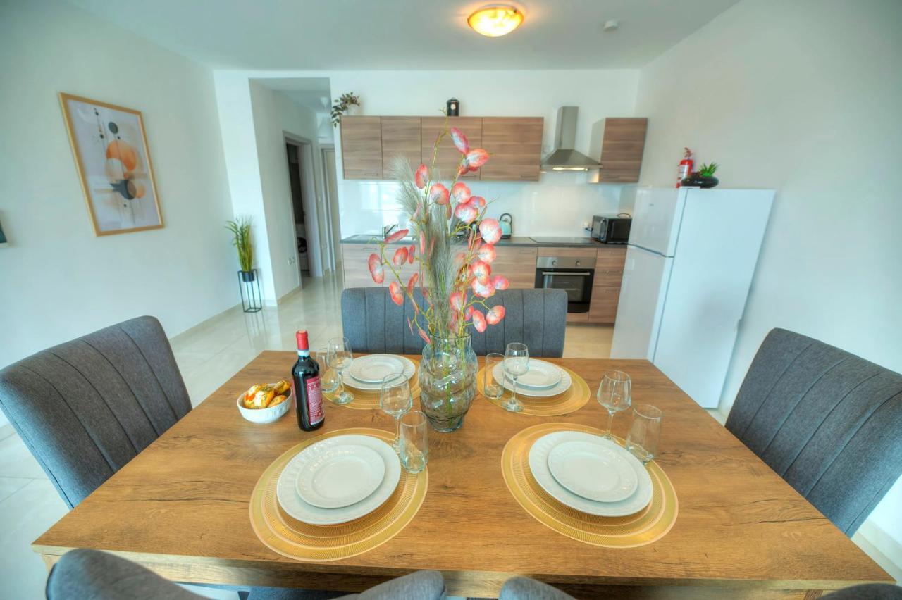 Seafront Beautifully Furnished 2 Bedrooms Gogzr-3 Gzira Buitenkant foto